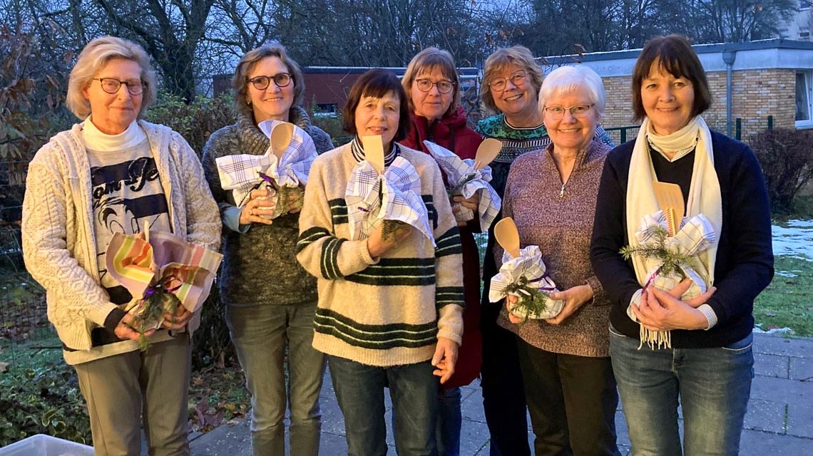 Dritte Gruppe „Bewegungspaten“ der Diakonie Wiesbaden qualifiziert: „Mobil mit Kochlöffel und Küchenhandtuch“