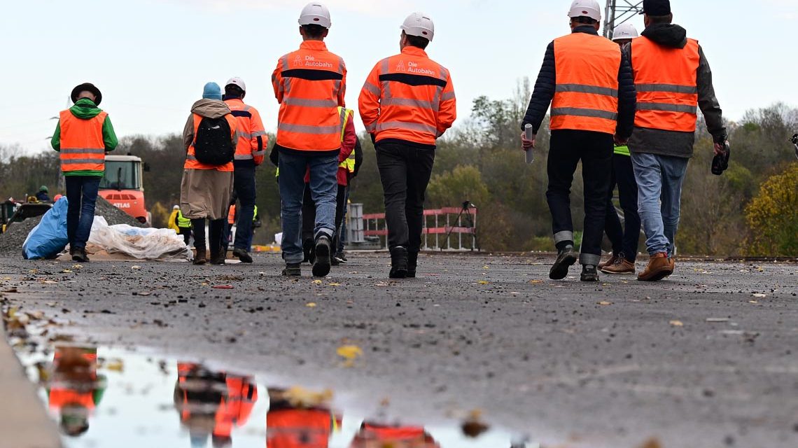 Archivfoto zeugt Mitarbeiter der Autobahn GmbH auf der Salzbachtalbrücke bei einem Spaziergang.