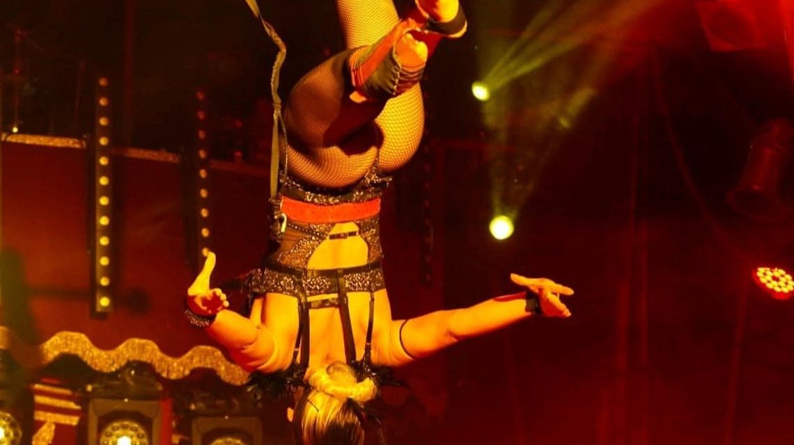 Caroline Niemen wie ein Engel hoch oben unter der Circuskuppel