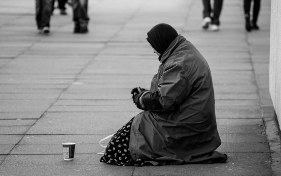 Betteln (de) Frau in der Fußgängerzone. ©2023 Pixabay