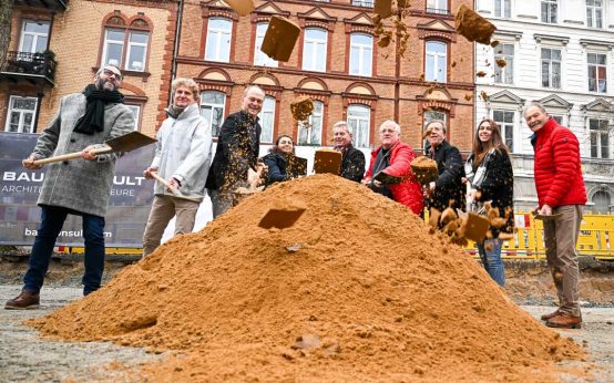Spatenstich für die Sporthalle der Werner von Siemens Schule mit Michael David, Gerald Becher, Dr. Gerhard Obermayr, Neziha Bener, Andreas Kowol, Andreas Guntrum, Christoph Golla, Vivian Hanisch, Helmut Fritz