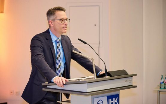 Dr. Christan Gastl im Rahmen der 256. Vollversammlung am Rednerpult.