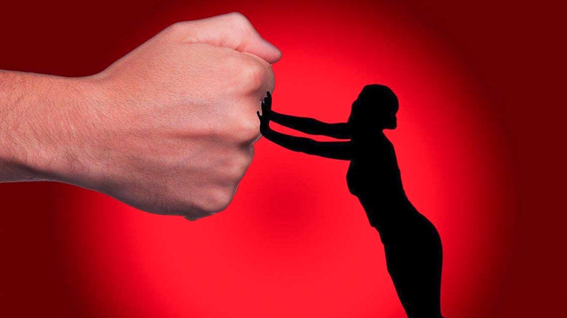 Frau schiebt die Faust eines Mannes weg, Gewalt gegen Frauen. Frauenhäuser helfen weiter.