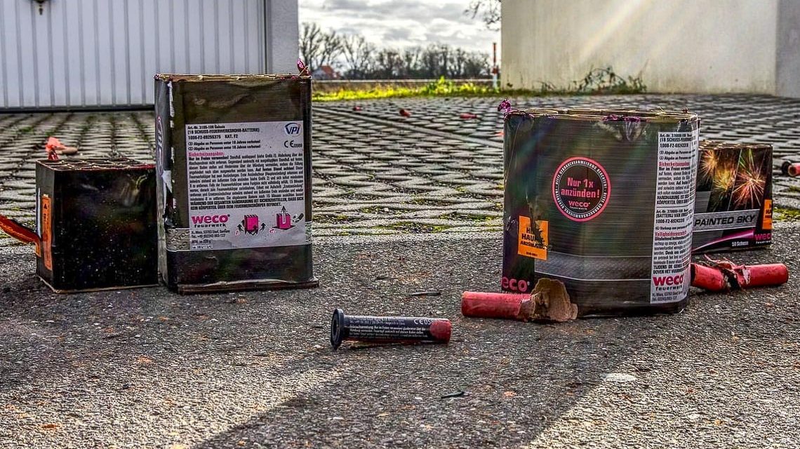 Feuerwerk Parken Auto, abgebranntes Feuerwerk vor Garage
