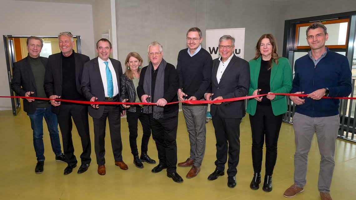 Christoph Golla, Torsten Schön, Prof. Dr. Lorz. Monika Prager, Andreas Guntrum, Manuel Köhler, Gert-Uwe Mende, Christiane Hinninger, Tim Hassemer bei der Einweihung der Grundschule Breckenheim.