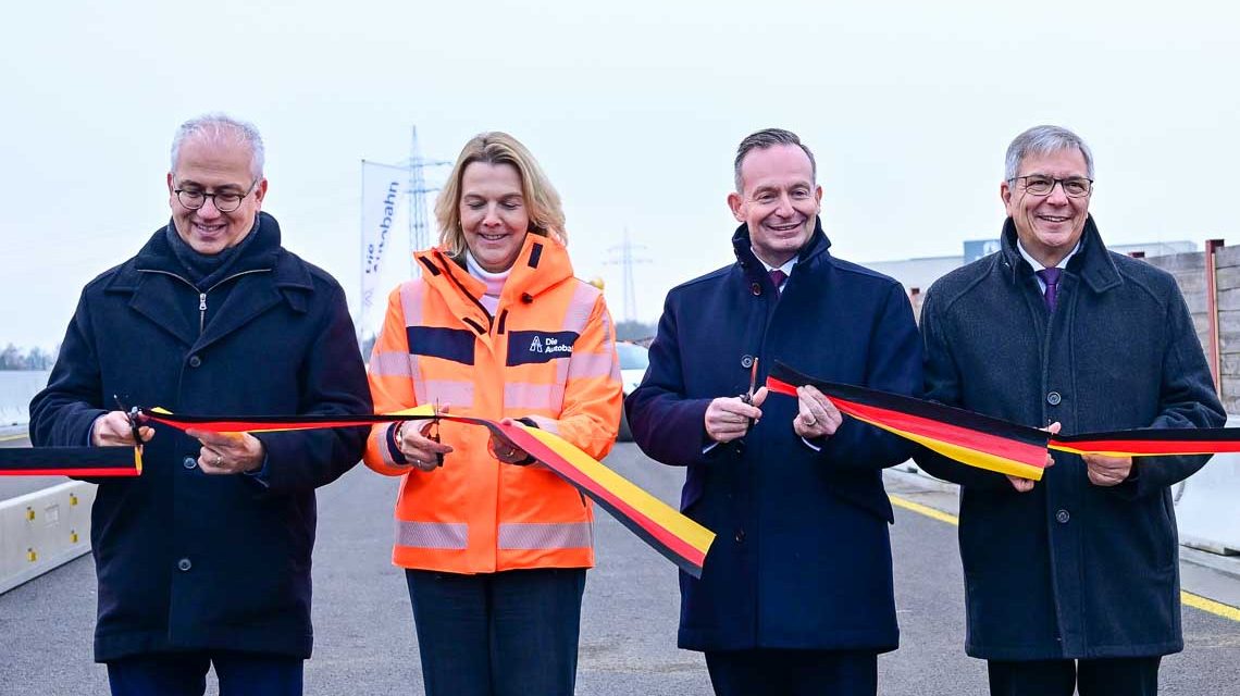 Salzbachtalbrücke: Hesses Verkehrsminister Tarek Al-Wazir, Anne Rethmann, Bundesverkehrsminister Dr. Volker Wissing, Oberbürgermeister Gert-Uwe-Mende scheiden das Band durch.
