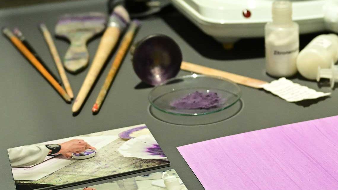 Blick in die Vitrinen der Sonderausstellung „Riersuch Rot"