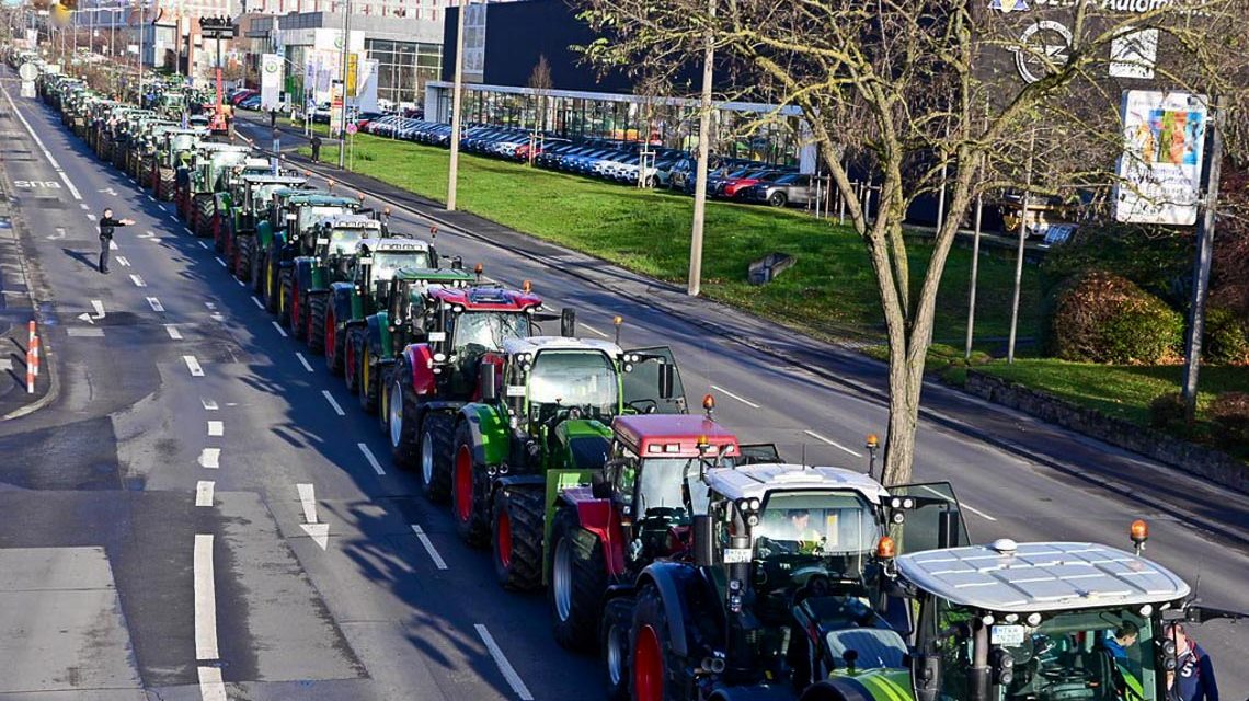 Hunderte Traktoren und LKW protestieren in Wiesbaden.