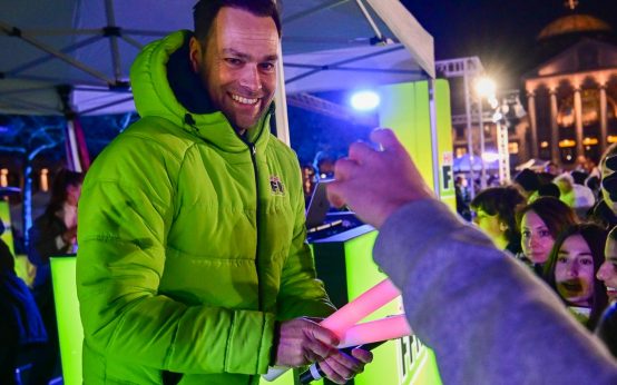 FFH Moderator Daniel Fischer verteilt Lichter an die Menge.