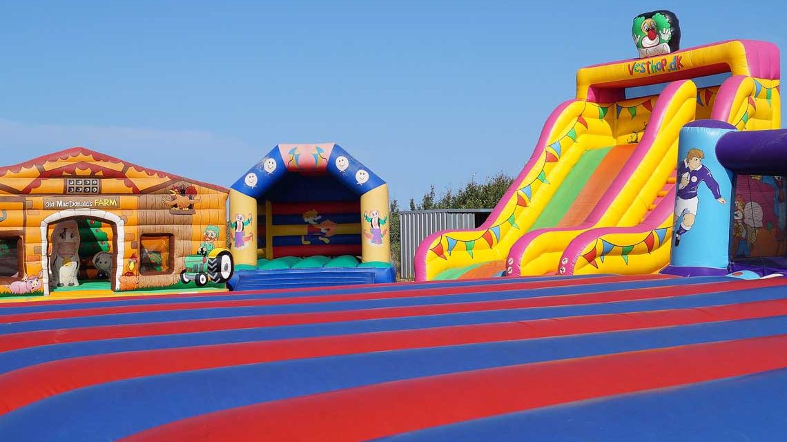 Haus, Rutsche, Burg – Eventmodule zum Ausleihen: Warum nicht eine Hüpfburg.