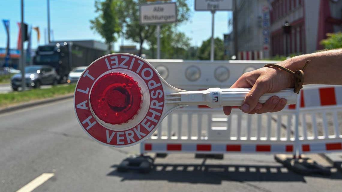 Verkehrskontrolle in Wiesbaden, Polizei stoppt ein Fahrzeug mit Kelle.