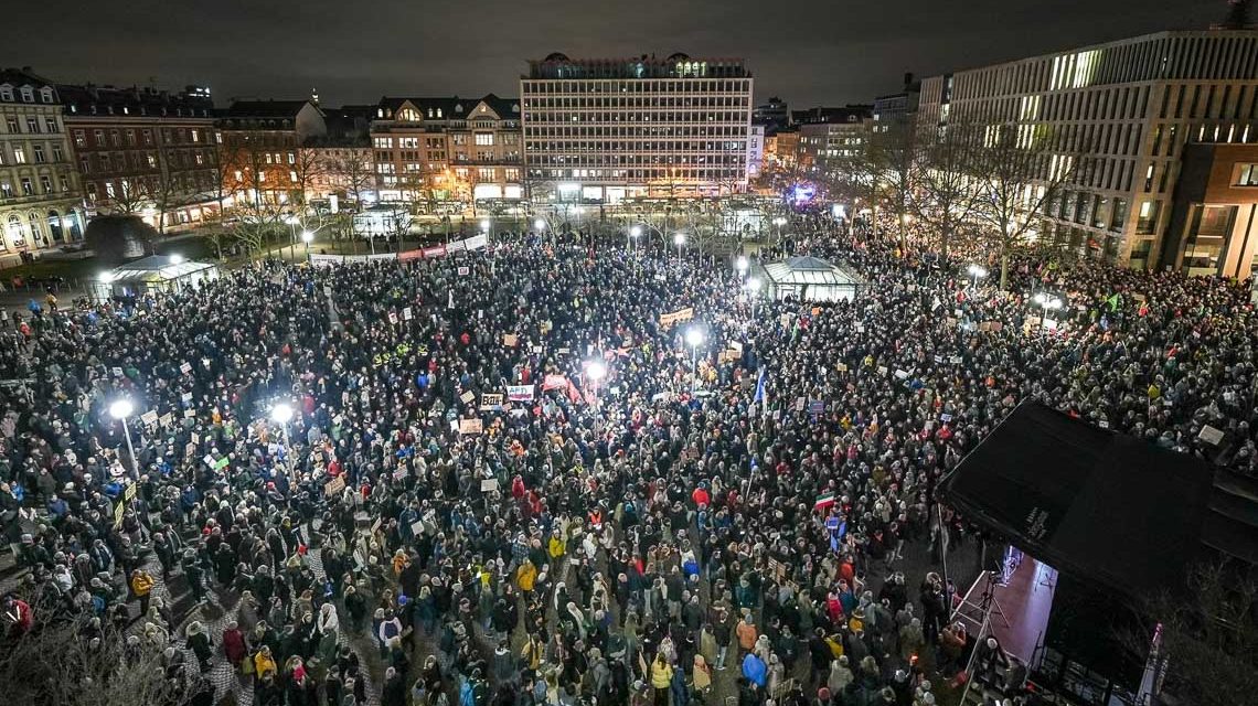 Demo gegen rechts in Wiesbaden, 15000 Menschen auf dem Dern'schen Gelände.