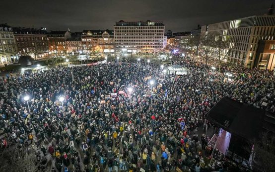 Demo gegen rechts in Wiesbaden, 15000 Menschen auf dem Dern'schen Gelände.