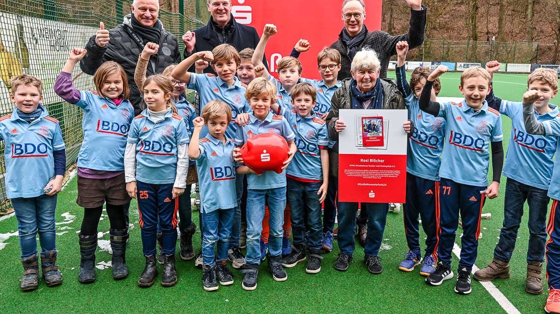 Rosi Blöcher inmitten der Bambinis, die sie trainiert. Hintere Reihe: Ihr Sohn Stefan Blöcher, Stefan G. Reuß vom SGVHT und Marcus Nähser von der Naspa (v.l.n.r.).