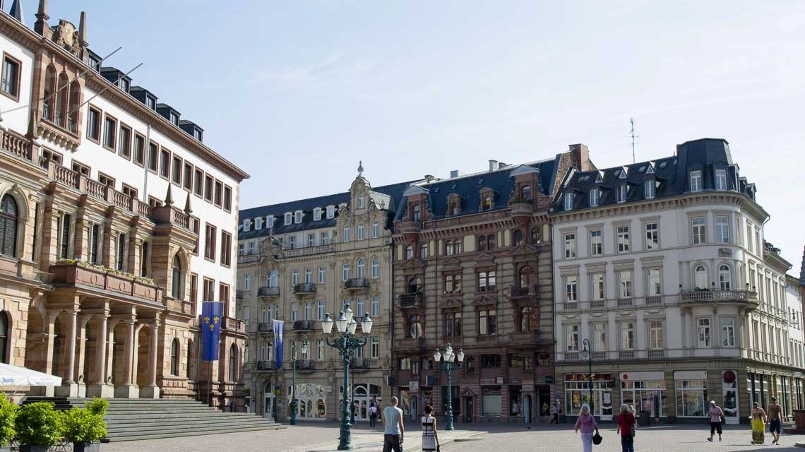 Schlossplatz Wiesbaden im Sommer