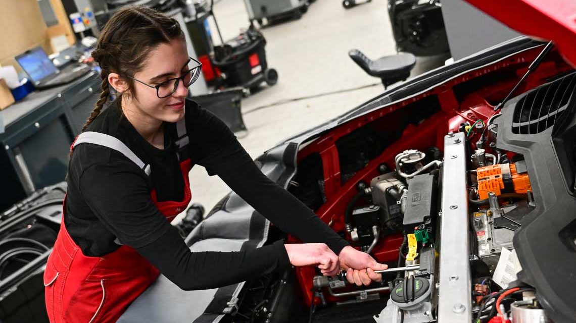 Maya Lemberg wechselt die Wärmepumpe aus.