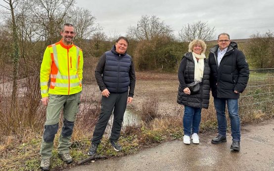 Hochwasserschutz: Forstassessor Steffen Conrad (v.l.), StadtWerke-Betriebsleiter Stefan Seyffardt, Ortsvorsteherin Claudia Rohrmann und Bürgermeister Patrick Kunkel haben das Rückhaltebecken in Erbach vor Ort begutachtet.