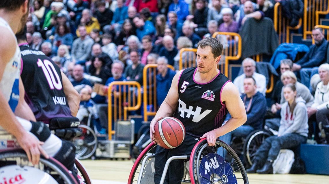 Michael Paye, Nummer 5, im Angriff.