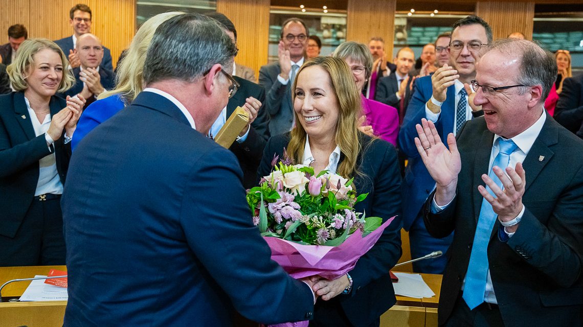 Astrid Wallmann zur Präsidentin des Hessischen Landtages wiedergewählt: MP Boris Rhein überreicht ihr einen Blumenstrauß