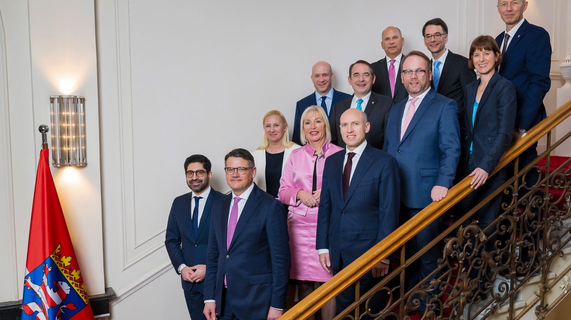 Ministerpräsident Boris Rhein mit den zuständigen neu bestimmten Ministern