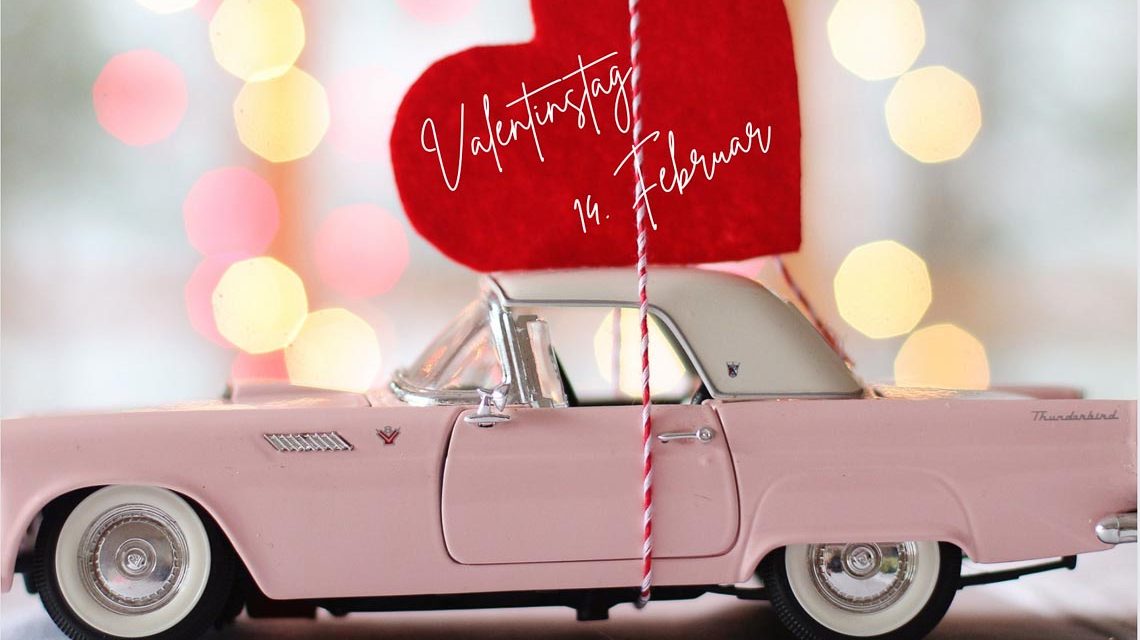 Auto mit Herz auf dem Dach zum Valentinstag.