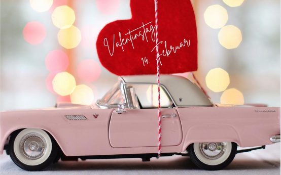 Auto mit Herz auf dem Dach zum Valentinstag.