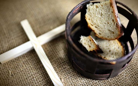 Fastenzeit, Verzicht auf Genuss. Kreuz Korb Brot.
