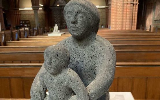 Skulptur von Willi Schmidt in der Bergkirche