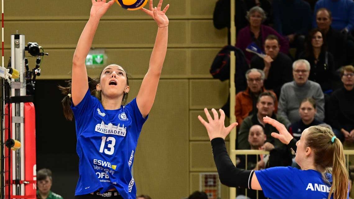 Milana Božić stellt den Ball für Richard Anderson.