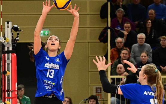 Milana Božić stellt den Ball für Richard Anderson.