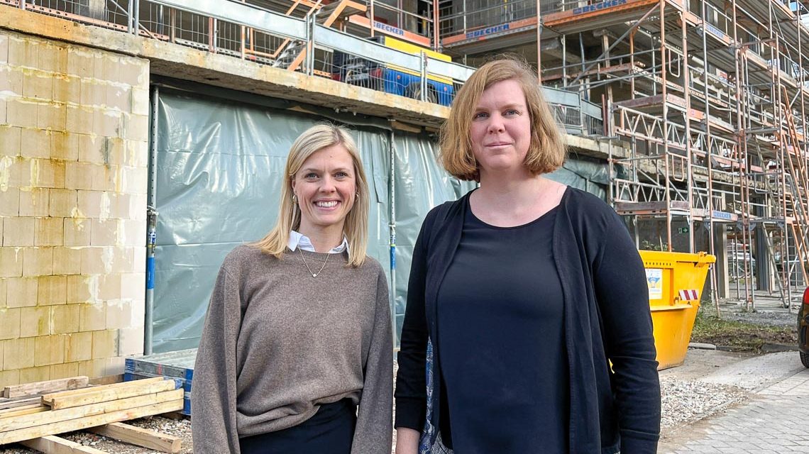 Wiesbadener Stadträtin Milena Löbcke (rechts) und Dr. Eike Muhr, Geschäftsführerin THE FLAG (links) vor Rohbau