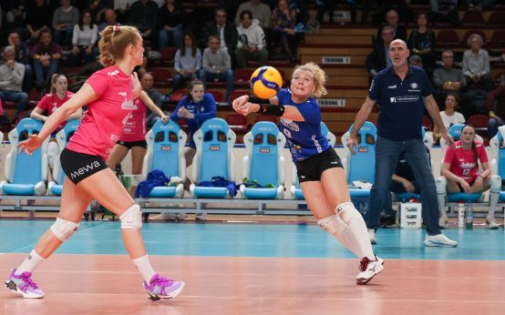 Rene Sain in der Ballannahme. In der Folge Aals Zustellerin für Tanja Großer.