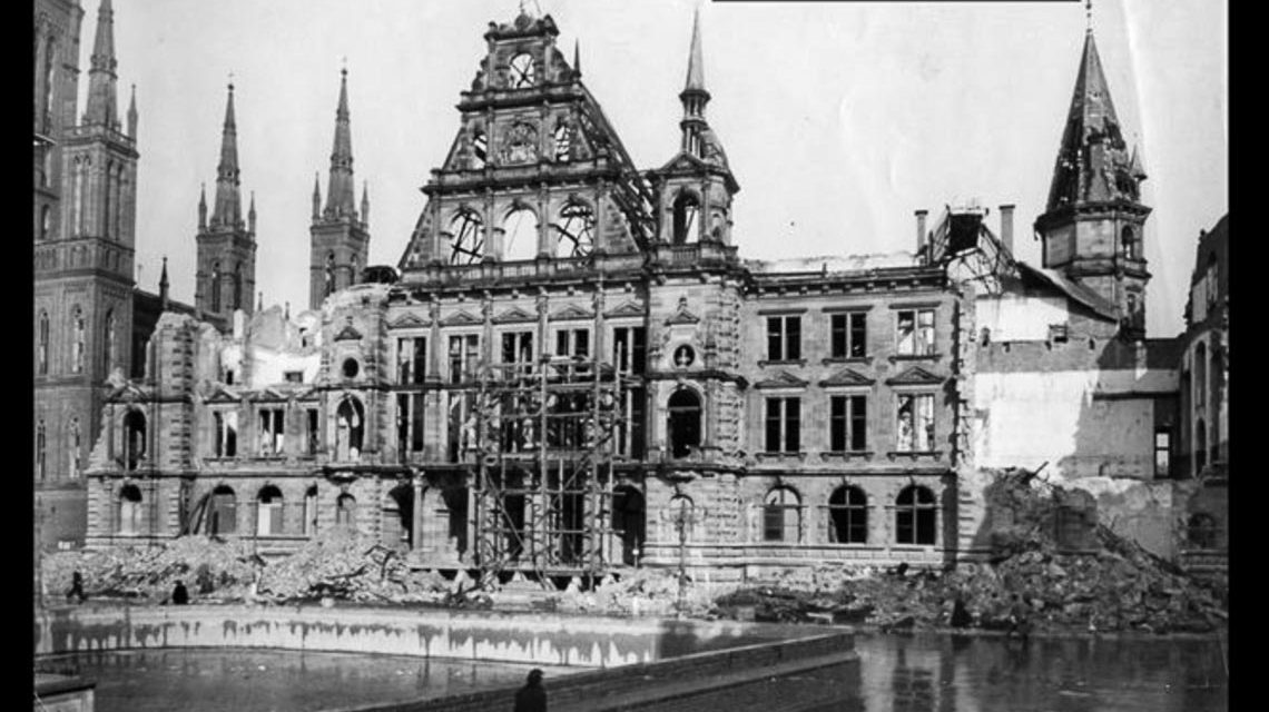 Rathaus von Wiesbaden, in der Bombennacht vom 2. auf den 3, Februar völlig zerstört.