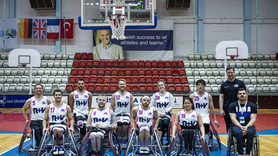 Rhine River Rhinos, Mannschaftsfoto der Wiesbadener Rollstuhlbasketballer beim Rhine River Rhinos triumphieren im Euro Cup in Izmir.