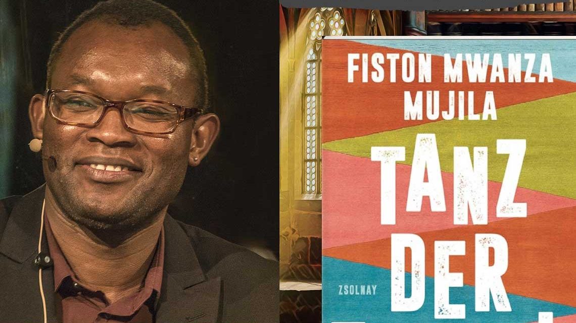 Fiston Mwanza Mujila vor einer Büchermand mit seinem neuen Roman „Tanz auf dem Teufe"