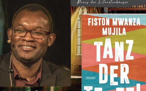 Fiston Mwanza Mujila vor einer Büchermand mit seinem neuen Roman „Tanz auf dem Teufe"