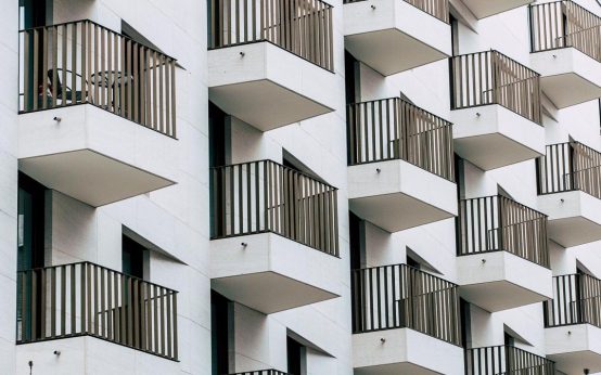Viele Balkone eines Wohnblocks. Auch hier kann man Wohngeld beantragen.