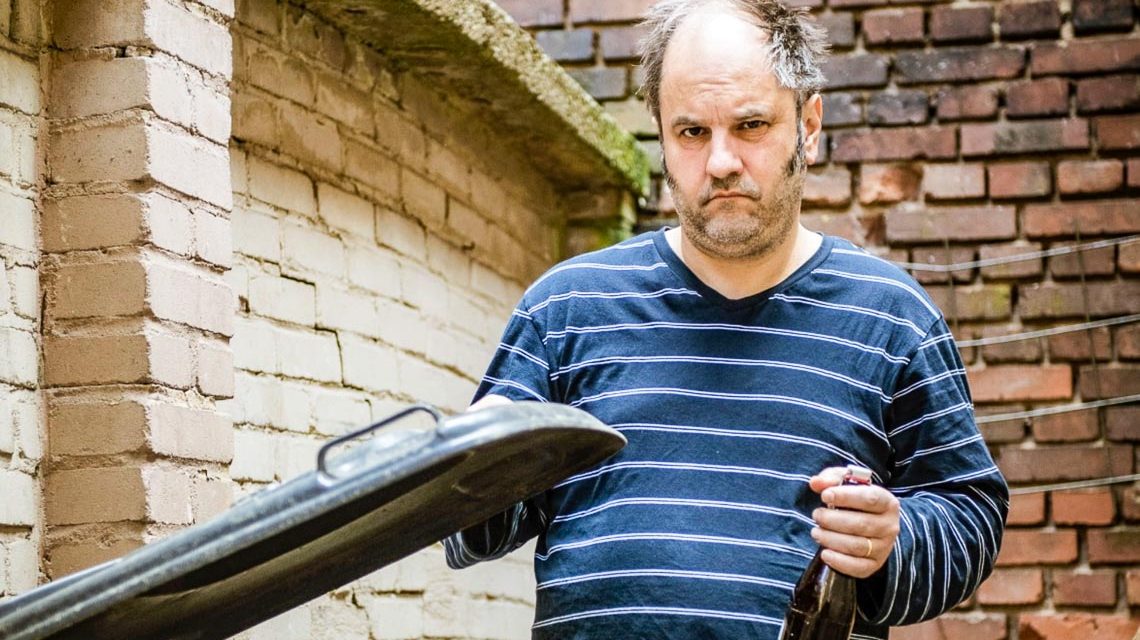 Matthias Egersdörferöffnet eine Mülltonne.