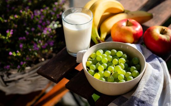 Schulverpfelgung: Obst, Milch, Blick auf Frühstückstafel.
