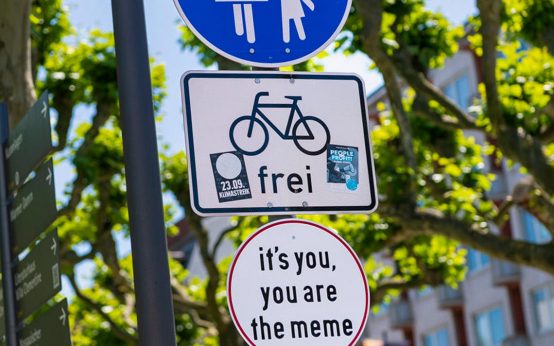 Straßenschilder werden mit Meme zu Kunst.