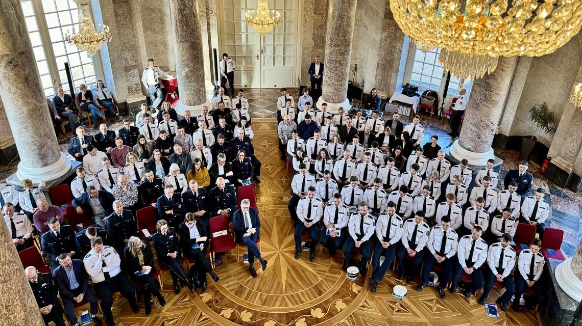 Absolventen der Hessische Hochschule für öffentliches Management und Sicherheit an ihrem ersten offiziellen Arbeitstag.