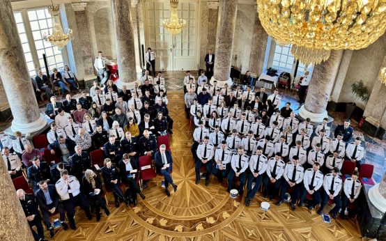 Absolventen der Hessische Hochschule für öffentliches Management und Sicherheit an ihrem ersten offiziellen Arbeitstag.