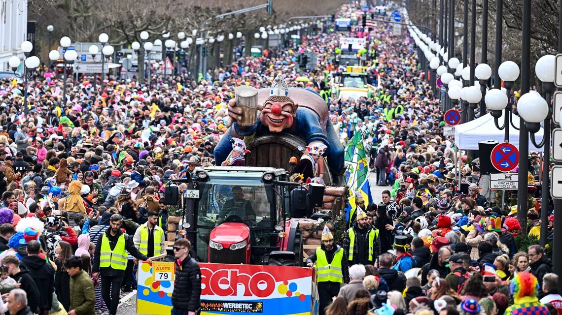 385000 Menschen säumen die Straßen in Wiesbaden beim Fastnachtssonntagsumzg.