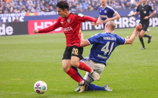 Hyun-Ju Lee im Zweikampf auf Schalke.
