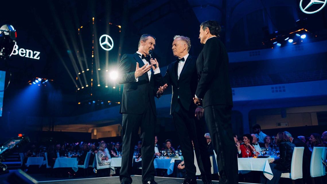 Ball des Sport, Moderator J. B. Kerner mit Vorstandsvorsitzendem Thomas Berlemann auf der Bühne.