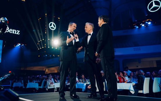 Ball des Sport, Moderator J. B. Kerner mit Vorstandsvorsitzendem Thomas Berlemann auf der Bühne.