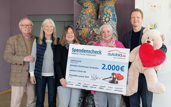 Übergabe eines Spendenschecks (v.l.n.r.) Karl Rolf Muth (Unternehmensgründer und Vorsitzender des Aufsichtsrats Auktion & Markt AG), seine Frau Ursula Muth, Andrea Althen (Projektmanagerin Marketing Auktion & Markt AG), Anja Eli-Klein (Leiterin Geschäftsbereich Öffentlichkeitsarbeit und Fundraising Bärenherz Kinderhospiz), Günter Kaufmann (Vorstandsvorsitzender Auktion & Markt AG)