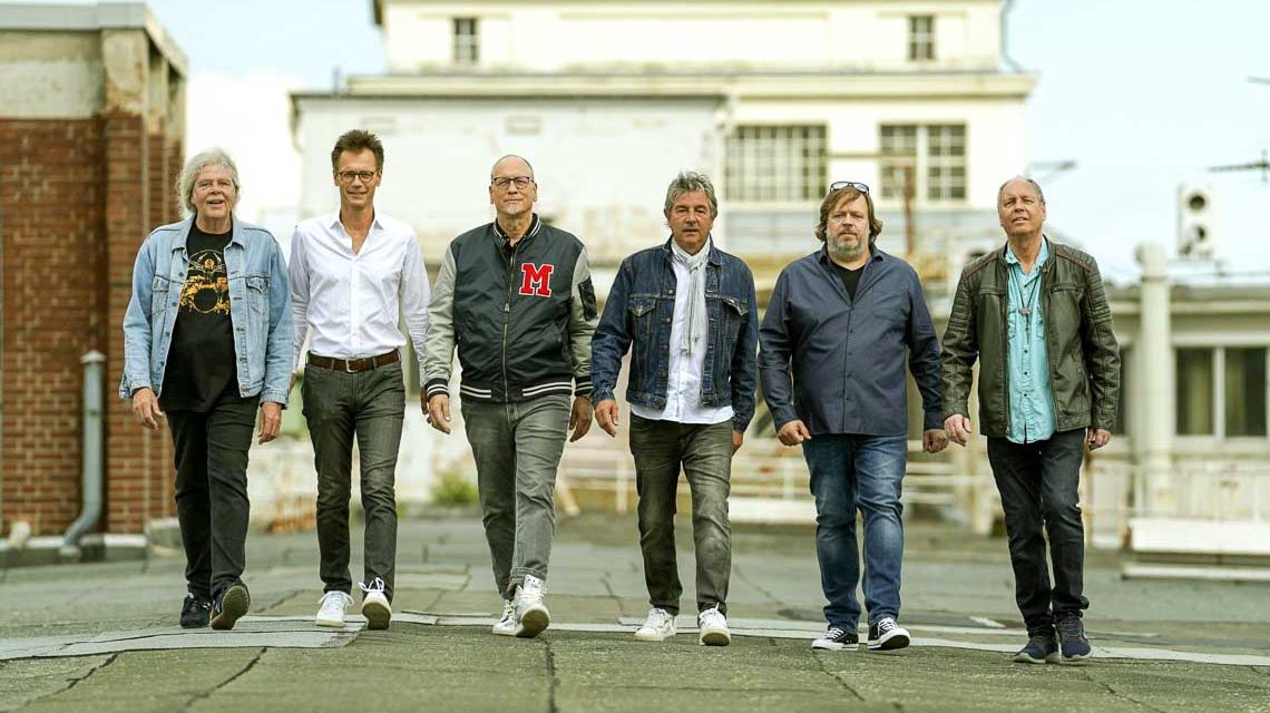 Die Band „Contract”, das sind: Peter Reese, Alexander Cherdron, Markus Ball, Matthias Baumann, Thomas Franker, Ruppi Barnickel (von links nach rechts).