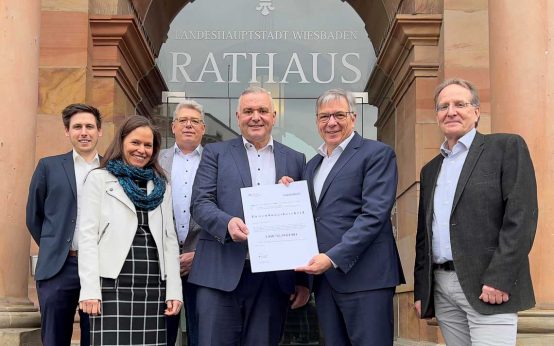 Bei einem Termin im Wiesbadener Rathaus informierte Jörg Höhler, Vorstandsmitglied der ESWE Versorgungs AG den Wiesbadener Oberbürgermeister und Aufsichtsratsvorsitzenden des Unternehmens, Gert-Uwe Mende, über den Transformationsplan und den Zuwendungsbescheid des BAFA. Zudem waren Andreas Wasem, Projektleiter, Verena Baldassi, Sachgebietsleiterin Erneuerbare Energien und Ralf Cohrs, Abteilungsleiter (alle von der ESWE Versorgungs AG) und Dr. Klaus Friedrich, Leiter Umweltamt Landeshauptstadt Wiesbaden bei diesem Gespräch dabei.