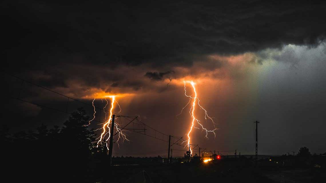 Sturm, Blitz, Gewitter, Regen: Ungemach droht.